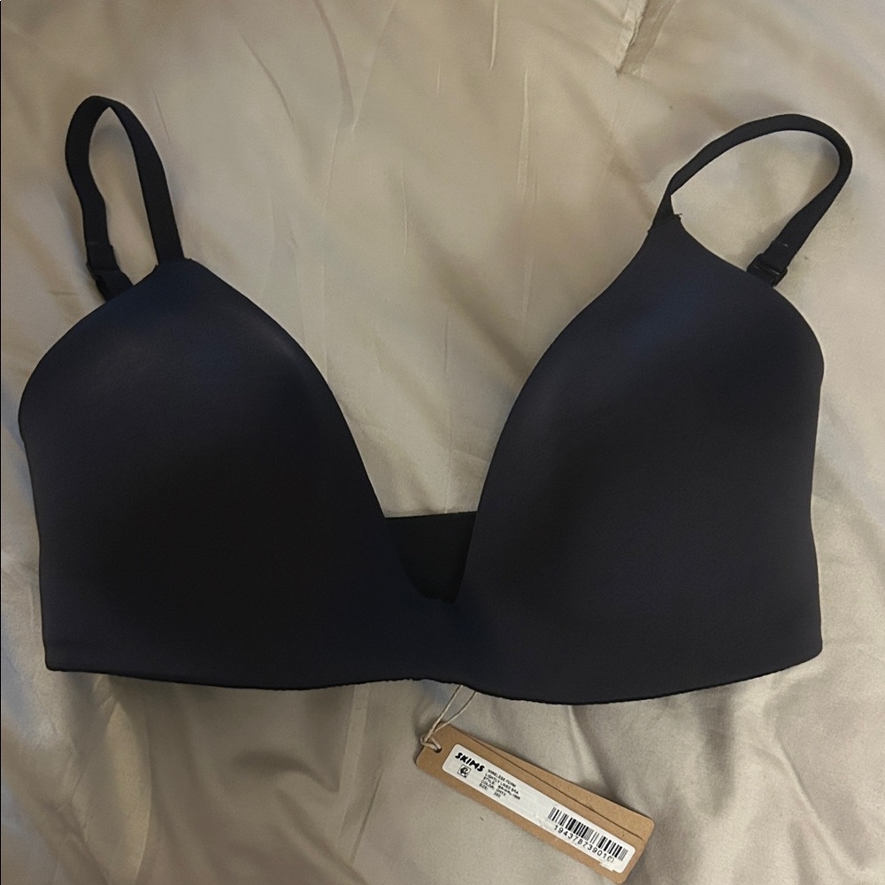 SKIMS Wireless Form Black Bra- Lightly Lined